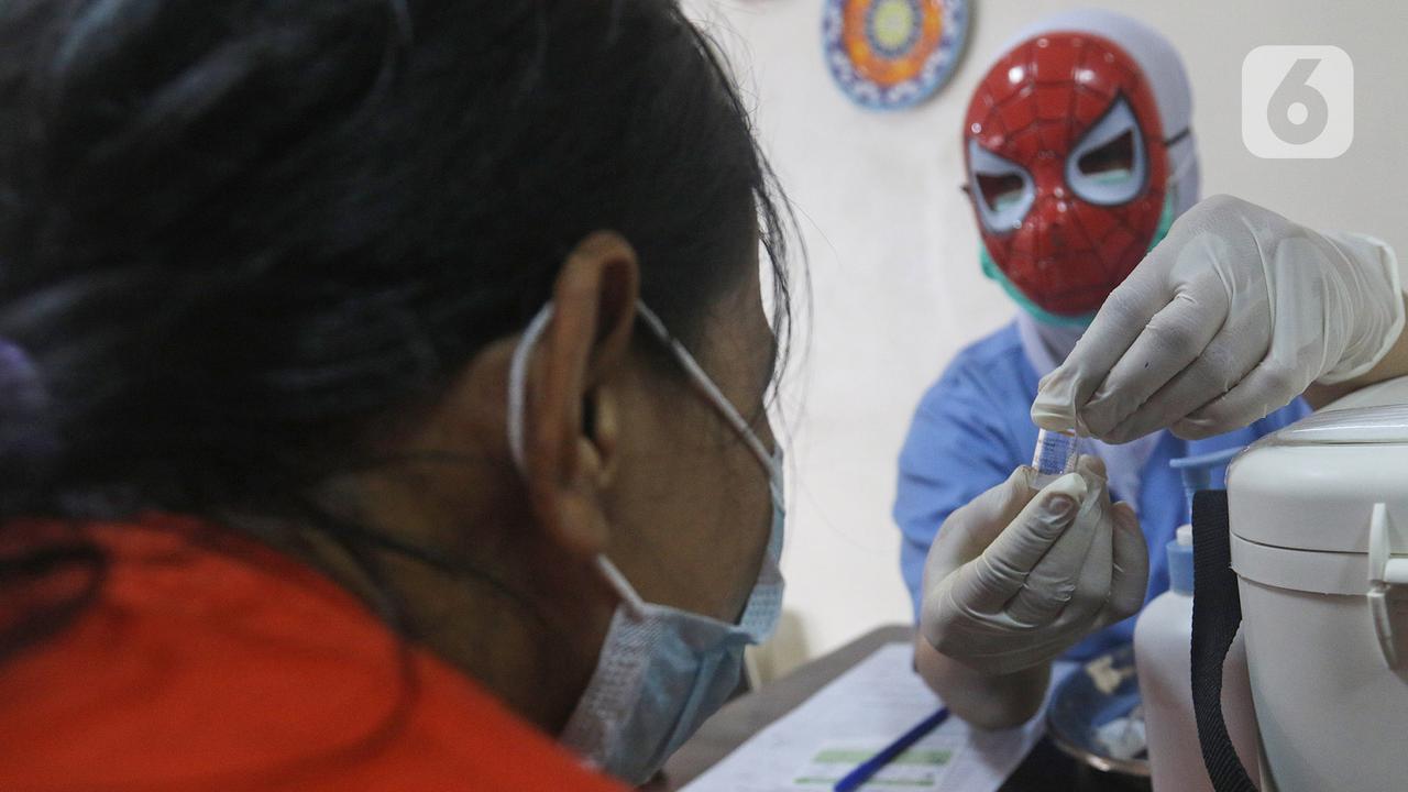 Cara Tenaga Kesehatan Tarik Minat Anak untuk Vaksinasi COVID-19