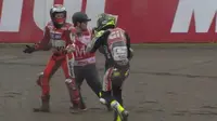 Pebalap Ducati, Jorge Lorenzo (kiri), adu argumen dengan pebalap LCR Honda, Cal Crutchlow, setelah terlibat kontak pada sesi latihan bebas pertama MotoGP Jepang, Jumat (13/10/2017). (Bola.com/Twitter/crash_motogp)