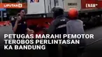 Insiden pertikaian di perlintasan kereta Cikudapateuh, Bandung pada Jumat (29/11/2024) viral. Berawal dari sepasang pemotor yang berupaya menerobos perlintasan saat kereta hendak melintas. Seorang petugas merasa kesal karena sang pengemudi tidak meng...