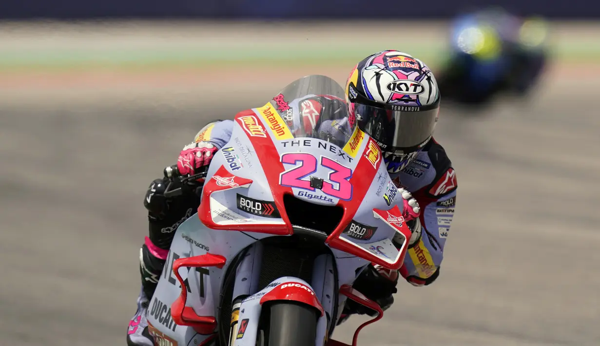 Enea Bastianini (23) melaju di tikungan saat balapan MotoGP Amerika Serikat di Circuit of the Americas, Austin, Texas, Amerika Serikat, 10 April 2022. Enea Bastianini juara satu, Alex Rins juara dua, dan Jack Miller juara tiga. (AP Photo/Eric Gay)