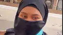 Melalui Instagram Stories, Evi Masamba juga turut membagikan momen saat berada di Madina. Dirinya juga terlihat memakai niqab atau cadar selama menjalani ibadah umrah. (Liputan6.com/IG/@evi_masamba_real)