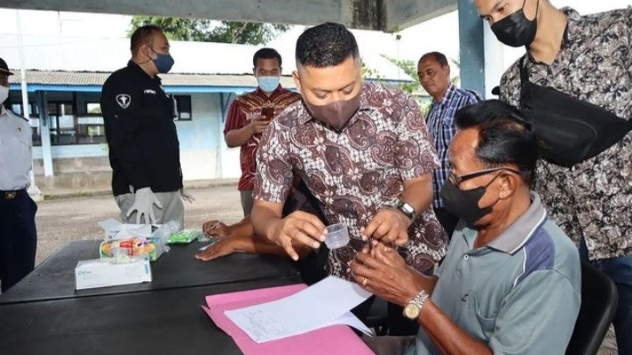 Pelaksanaan tes urine terhadap sopir angkutan umum di Terminal Brawijaya Banyuwangi. (Istimewa)