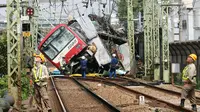Kereta tergelincir setelah menabrak truk di Yokohama, Prefektur Kanagawa, Jepang, Kamis (5/9/2019). Kondisi truk itu dilaporkan terjepit di antara gerbong kereta dan sebuah dinding. (Kyodo News via AP)