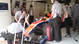 Pebalap Manor Racing asal Indonesia, Rio Haryanto, bersiap mengikuti latihan bebas kedua F1 GP China di Sirkuit Internasional Shanghai, China, Jumat (15/4/2016). (Bola.com/Twitter/Manorracing)