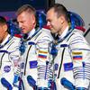 Astronaut NASA Frank Rubio (kiri) bersama kosmonaut Roscosmos Sergey Prokopyev (tengah) dan Dmitri Petelin (kanan) berjalan ke roket sebelum peluncuran roket Soyuz-2.1 di kosmodrom Baikonur, Kazakhstan, 21 September 2022. Mereka akan tinggal selama enam bulan di International Space Station (ISS). (AP Photo/Dmitri Lovetsky, Pool)