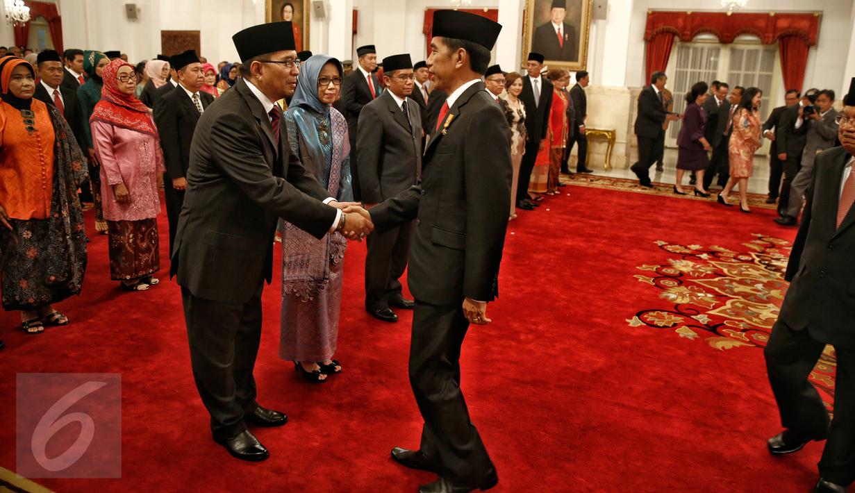Presiden Jokowi memberikan ucapan selamat kepada Ketua Dewan Pengawas, Chairul Radjab Nasution seusai pelantikan Dewan Pengawas dan Direksi BPJS Ketenagakerjaan dan Kesehatan di Istana Negara, Jakarta, Selasa (23/2). (Liputan6.com/Faizal Fanani)