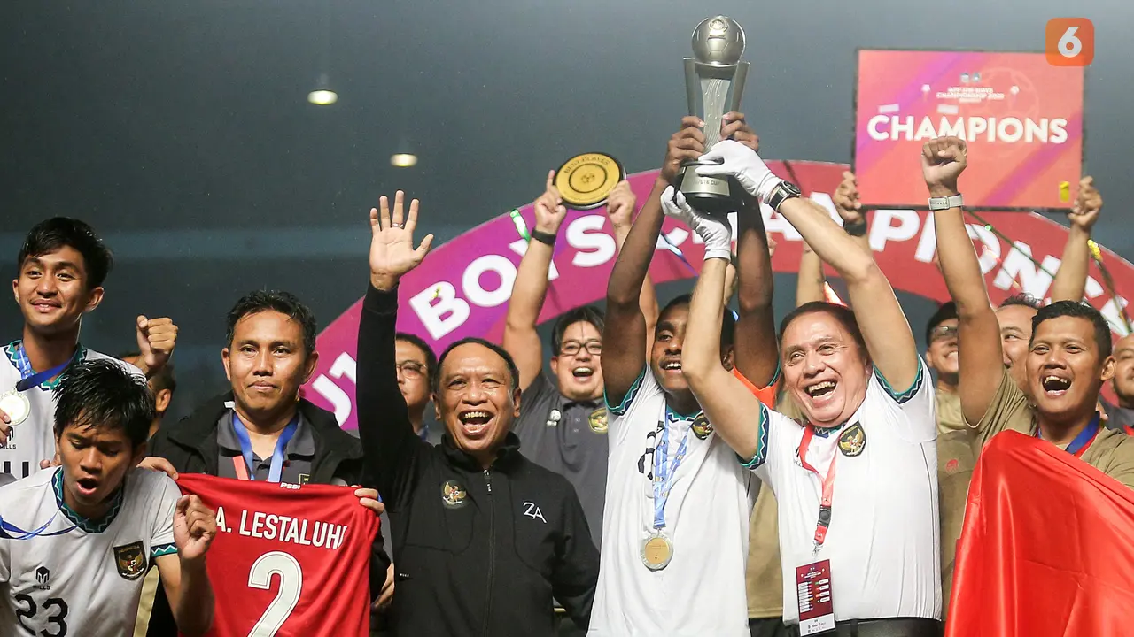 Foto: Bima Sakti dan Timnas Indonesia U-16 Kasih Kado Trofi Juara Piala AFF U-16 2022 untuk Kemerdekaan RI
