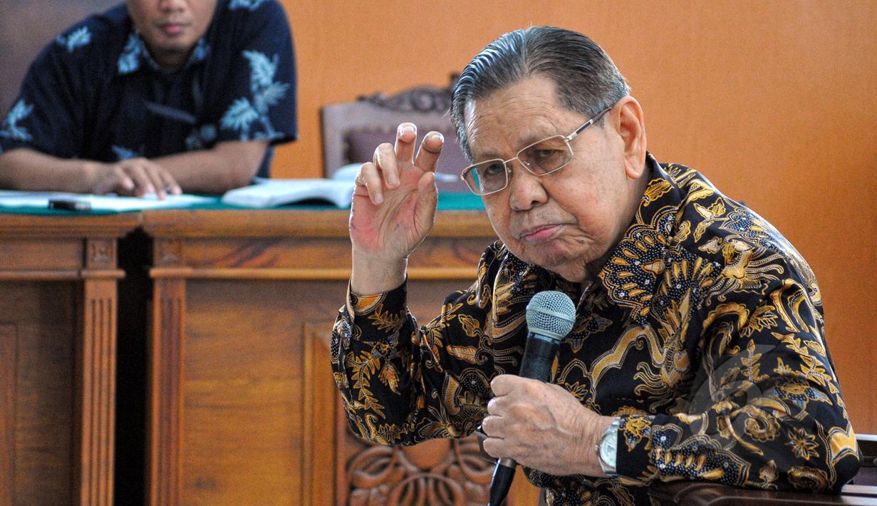 Mantan Hakim Agung, Yahya Harahap saat menjadi saksi pada sidang praperadilan yang diajukan mantan Menteri ESDM, Jero Wacik terhadap KPK di Pengadilan Negeri Jakarta Selatan, Jumat (24/4/2015). (Liputan6.com/Yoppy Renato) 
