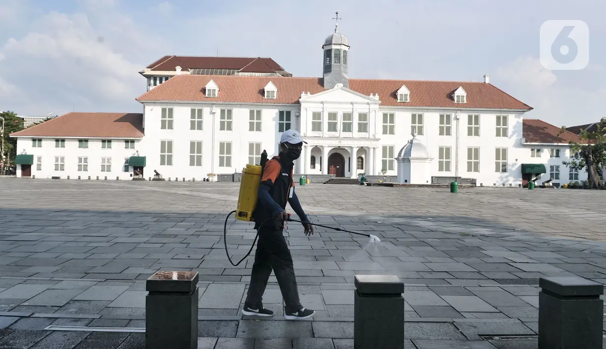 Petugas mendisinfeksi kompleks wisata Kota Tua, Jakarta, Selasa (2/6/2020). Pengelola Kota Tua rutin melakukan penyemprotan disinfektan pada fasilitas dan gedung selama penutupan sementara guna memutus rantai penyebaran virus corona COVID-19. (merdeka.com/Iqbal S. Nugroho)