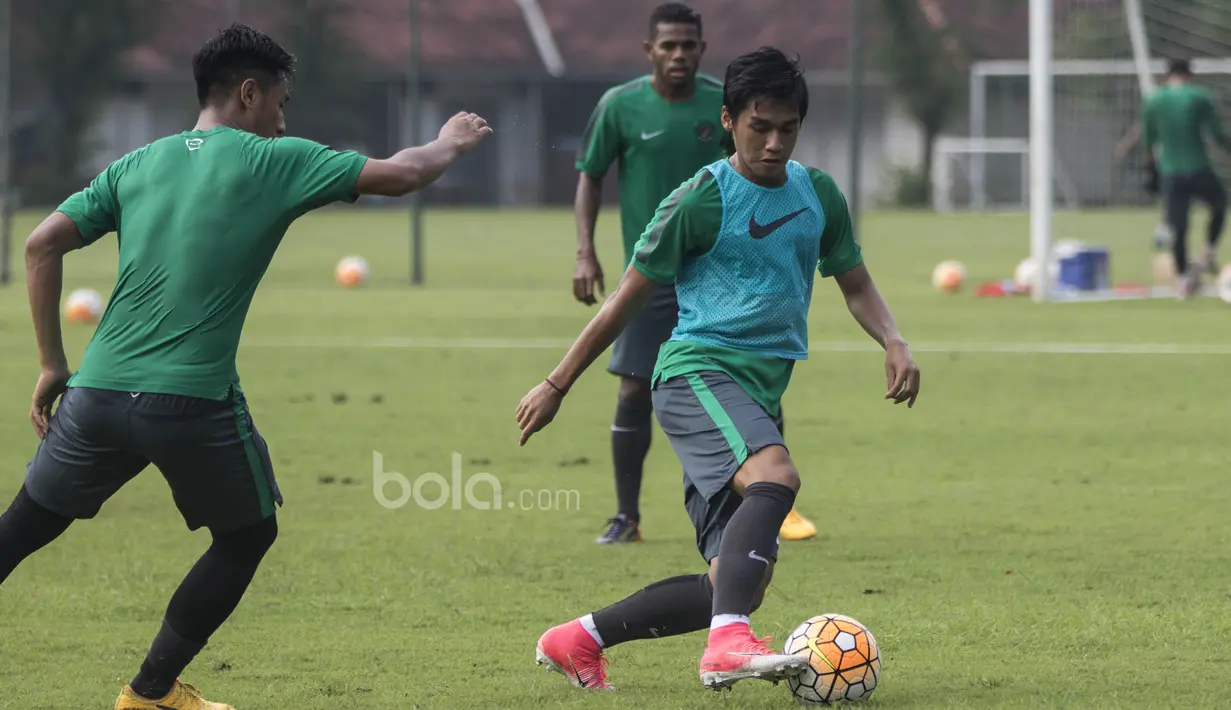 Pemain Timnas Indonesia U-22, Septian David Maulana, menggiring bola saat latihan di Lapangan SPH Karawaci, Tanggerang, Minggu (7/5/2017). (Bola.com/Vitalis Yogi Trisna)