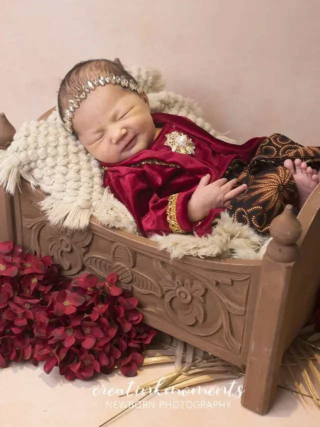 6 Gaya Pemotretan Baby Born Anak Mona Ratuliu, Ada yang Pakai Pakaian Jawa