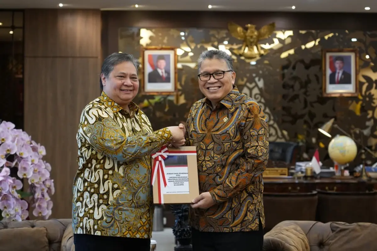 Menteri Koordinator Bidang Perekonomian Airlangga Hartarto menerima hasil audit BPK. (Dok Kemenko Perekonomian)