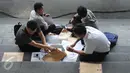 Sejumlah pelamar menyiapkan berkas saat menghadiri Job for Career di Stadion Gelora Bung Karno Jakarta, Rabu (30/9/2015). Tingginya angka pencari kerja menjadikan bursa kerja ramai peminat. (Liputan6.com/Helmi Fithriansyah)