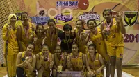 Para pebasket Surabaya Fever merayakan keberhasilan menjadi juara Sahabat Cup 2017 usai mengalahkan Sahabat Semarang di GOR Sahabat, Semarang, Sabtu (22/4/2017). Sahabat kalah 61-71 dari Fever. (Bola.com/Vitalis Yogi Trisna)