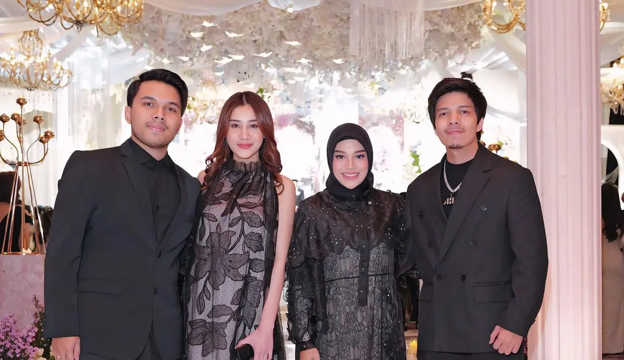 Untuk melengkapi gaya mewahnya, Aaliyah membawa Mini Lady Dior Bag in Black Cannage Lambskin bernilai sekitar Rp 95 juta menurut situs resmi-nya.  [@thariqhalilintar].