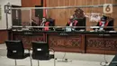 Majelis hakim saat sidang perdana kasus meme stupa Candi Borobudur dengan terdakwa Roy Suryo di Pengadilan Negeri Jakarta Barat, Rabu (12/10/2022). Sidang pembacaan dakwaan atas kasus meme stupa Candi Borobudur mirip Presiden Joko Widodo atau Jokowi tersebut dihadiri oleh terdakwa Roy Suryo secara virtual. (merdeka.com/Iqbal S. Nugroho)