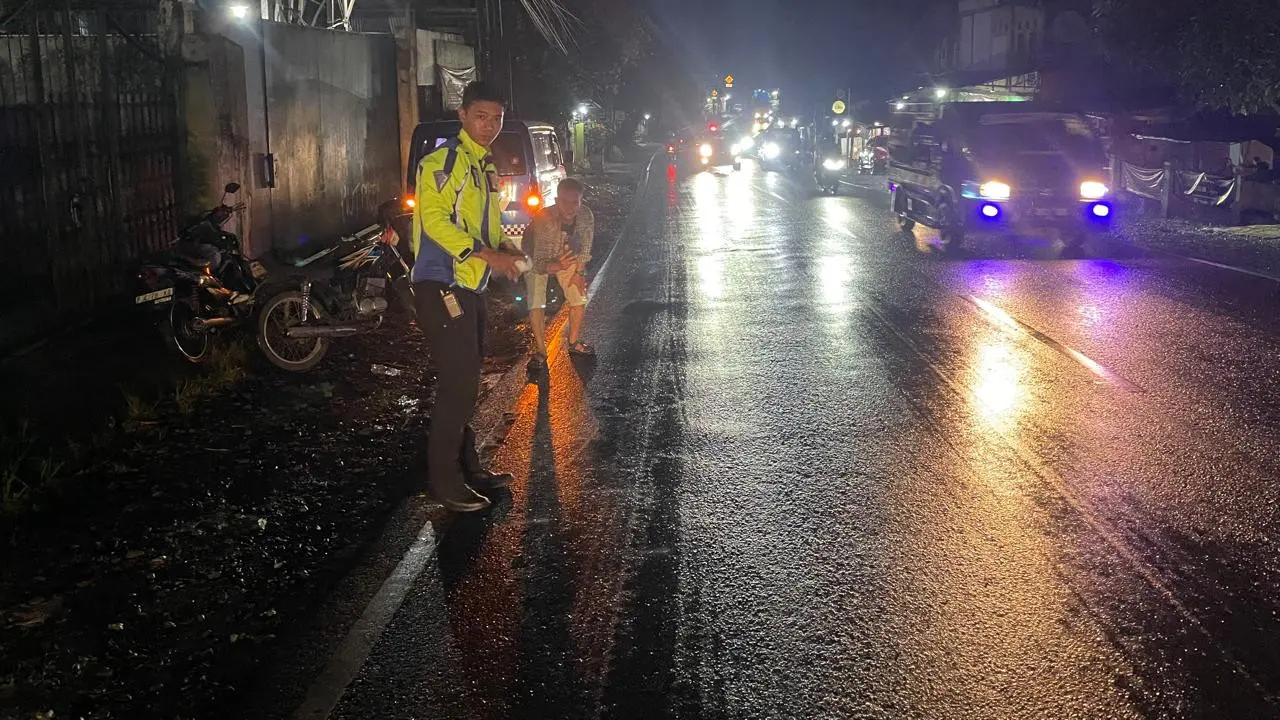 Kecelakaan lalu lintas tragis merenggut nyawa seorang bocah perempuan berusia 9 tahun di Jalan Raya Ongkrak, Kampung Sundawenang, Desa Ongkrak, Kecamatan Cibadak, Kabupaten Sukabumi, Rabu (30/7/2025) malam. (Foto: Gakkum Satlantas Polres Sukabumi)