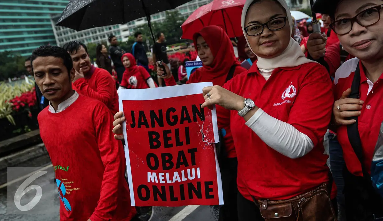 Kepala Badan POM, Penny Kusumastuti Lukito (kedua kanan) saat ikut kampanye Gerakan Peduli Obat dan Pangan Aman di kawasan Car Free Day Bundaran HI, Jakarta, Minggu (13/11). (Liputan6.com/Faizal Fanani)