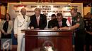 Menhan Ryamizard Ryacudu (kanan) bersama Menteri Pertahanan Kerajaan Swedia Carl Anders Peter Hultqvist menandatangani MoU di Kementerian Pertahanan, Jakarta, Selasa (20/12). (Liputan6.com/Faizal Fanani)