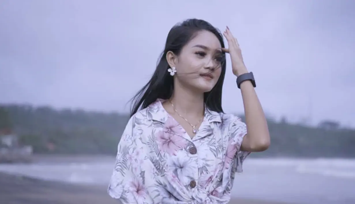 Pedangdut muda asal Tulungagung ini memang selalu tampil menyita perhatian. Terlebih, gaya Safira Enima memang selalu menarik untuk disimak termasuk saat berlibur di pantai. (Liputan6.com/IG/@safirainema)