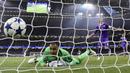 Kiper Real Madrid, Keylor Navas, gagal menyelamatkan gawang dari kebobolan saat melawan Juventus pada laga final Liga Champions di Stadion Stadion Millenium, Cardiff, Sabtu (3/6/2017). Madrid menang 4-1 atas Juventus. (AFP/Javier Soriano)