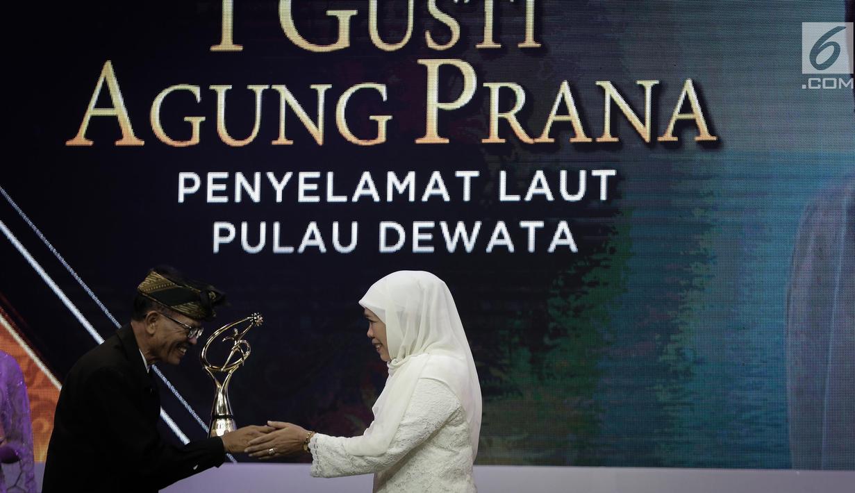 Menteri Sosial RI, Khofifah Indar Parawansa memberikan penghargaan kepada I Gusti Agung Pranan dalam Liputan 6 Award 2017 di Studio SCTV Tower, Jakarta, Sabtu (20/5). Sebanyak enam orang terpilih meraih Liputan 6 Awards 2017. (Liputan6.com/Faizal Fanani)
