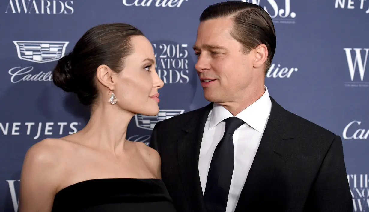 Tatapan mesra Angelina Jolie dan Brad Pitt pada acara Magazine 2015 Innovator Awards di 2015 in New York City, 4 November 2015. Ini akan menjadi perceraian ketiga bagi Angelina  Jolie dan yang kedua bagi Brad Pitt. (AFP PHOTO)