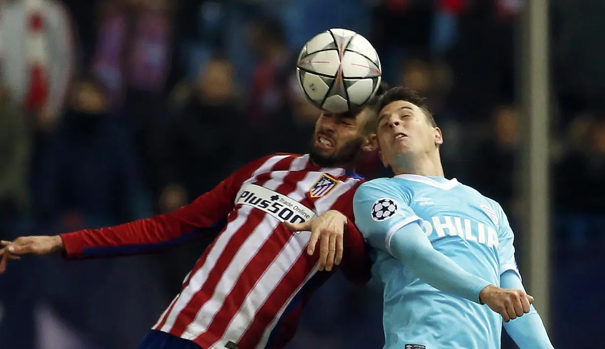 Duel antara pemain Atletico Madrid dan PSV Eindhoven pada leg kedua babak 16 besar Liga Champions di Stadion Vicente Calderon, Madrid, Rabu (16/3/2016) dini hari WIB. (Reuters/Susana Vera)