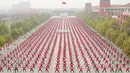 Ribuan orang melakukan pertunjukan bela diri Taichi di Provinsi Henan, Cina, Minggu (18/10/2015). Kota ini berhasi memecahkan Guinness World Record dengan jumlah terbanyak  berlatih bela diri secara bersamaan. (REUTERS/Stringer) 