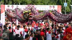 Peserta memainkan kesenian tradisional liong saat Kirab Kebangsaan Indonesia Raya di Cibinong, Kab Bogor, Minggu (14/5). Kirab diikuti puluhan organisasi kepemudaan se Kabupaten Bogor. (Liputan6.com/Helmi Fithriansyah)