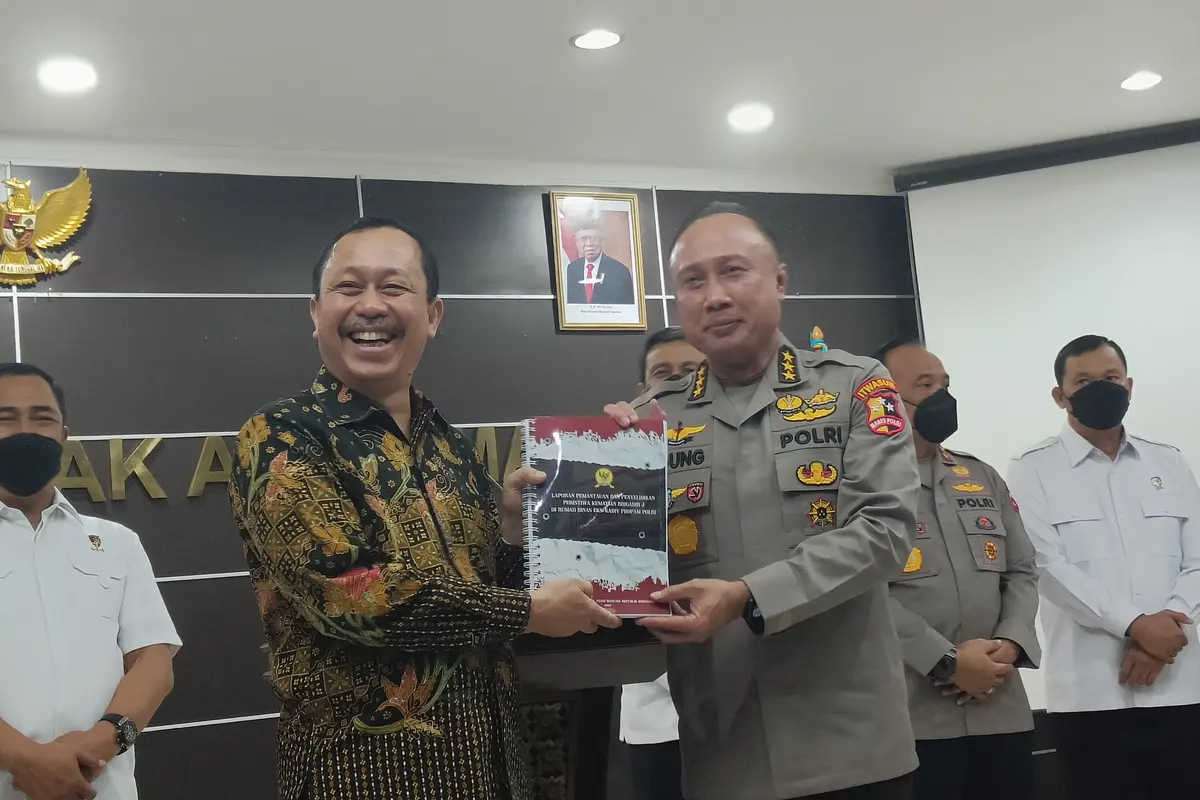 Komisi Nasional Hak Asasi Manusia (Komnas HAM) resmi telah menyerahkan hasil laporan lengkap terkait kasus pembunuhan Brigadir J kepada ketua Timsus Komjen Agung Budi Maryoto (Rahmat Baihaqi/Merdeka.com)