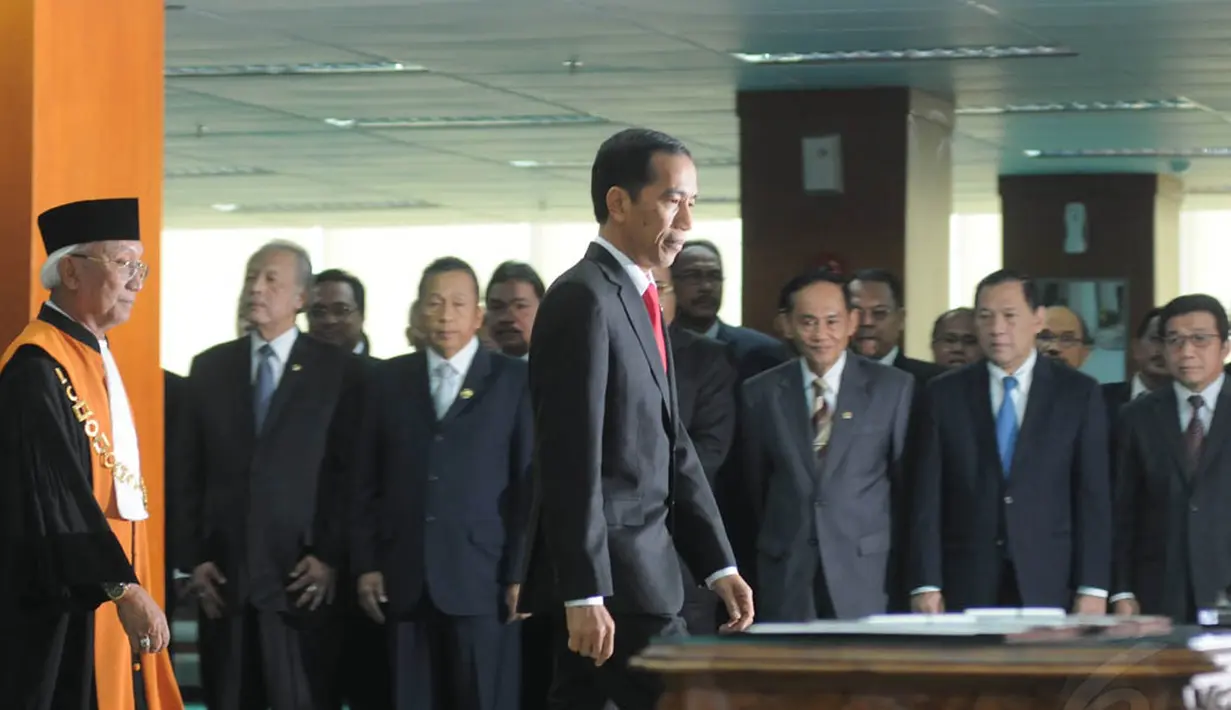 Presiden Jokowi menghadiri acara pelantikan Ketua BPK periode 2014-2019 di Gedung Sekretariat MA, Jakarta, (28/10/2014). (Liputan6.com/Herman Zakharia)