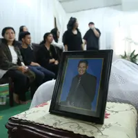 Kepergian Advent Bangun untuk selamanya pasti menjadi luka mendalam bagi keluarga dan orang-orang terdekatnya. Terlihat dari suasana di rumah duka, tak henti air mata yang terus bercucuran dari para pelayat. (Nurwahyunan/Bintang.com)