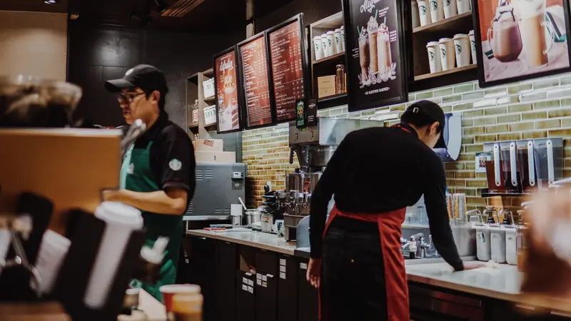 Gerai Starbucks di Tokyo Bikin Penasaran dengan Belasan Barista Teman Tuli