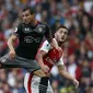 Bek Southampton, Cedric Soares, membuang bola dari jangkauan striker Arsenal, Lucas Perez. Pada laga ini wasit mengeluarkan tujuh kartu kuning, dua untuk Arsenal, sisanya untuk pemain Southampton. (AFP/Ikimages)