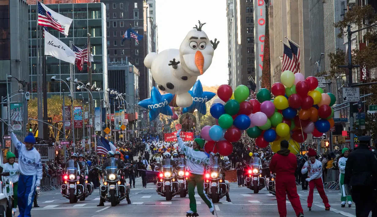 Balon Frozen's Olaf saat memeriahkan parade Hari Thanksgiving di Manhattan, New York, AS (23/11). Peringatan 'Thanksgiving' merupakan Hari Pengucapan Syukur di akhir musim panen. (AP Photo/Mary Altaffer)