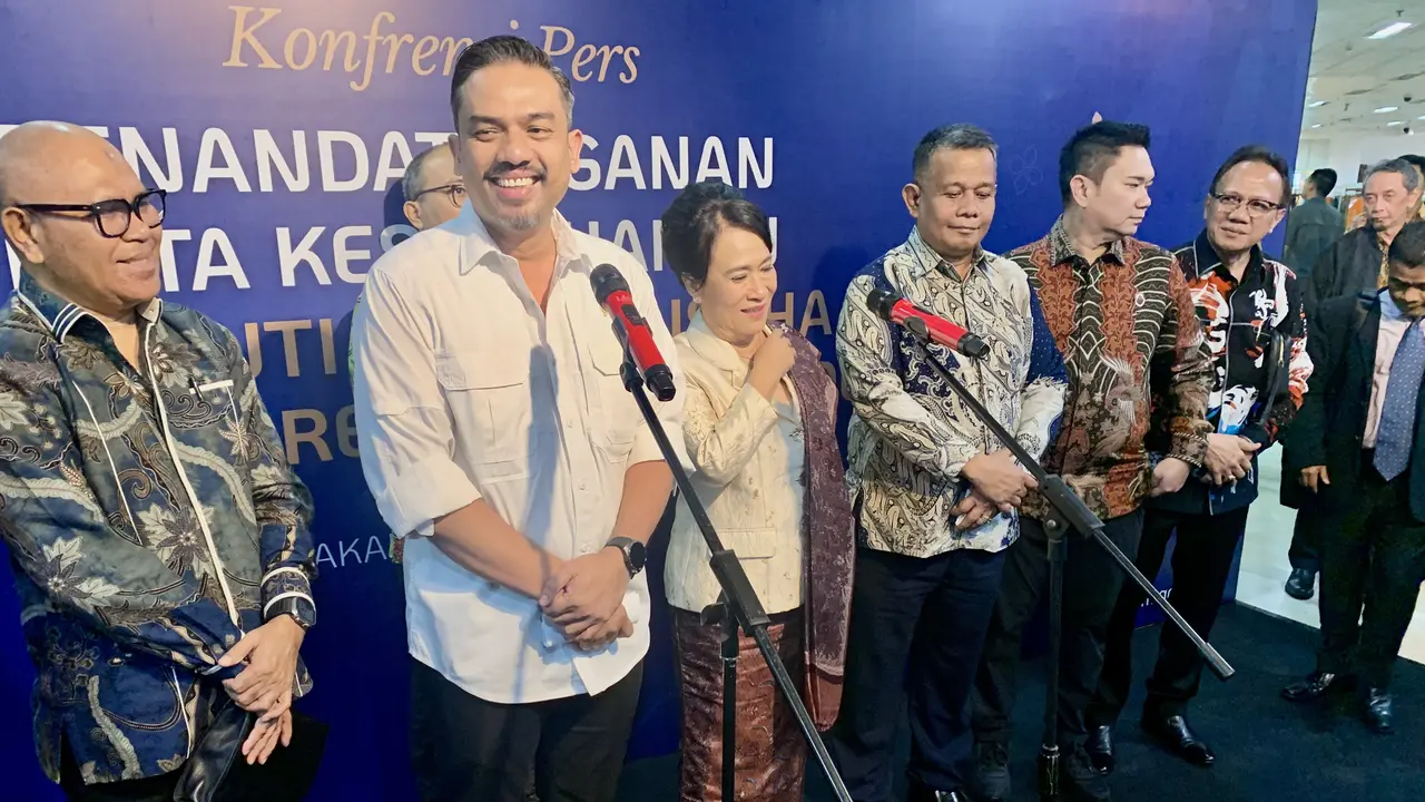 Menteri UMKM Maman Abdurrahman dalam konferensi pers di Kantor Kementerian UMKM, Jakarta, Kamis (5/6/2025). (Tasha/Liputan6.com)