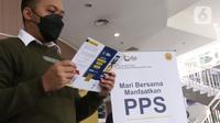 Wajib pajak mencari informasi mengenai Program Pengungkapan Sukarela (PPS) di kantor pelayanan pajak pratama di Jakarta, Senin (7/3/2022). Pemerintah memperoleh PPh senilai Rp2,48 triliun setelah 66 hari pelaksanaan Program Pengungkapan Sukarela (PPS).  (Liputan6.com/Angga Yuniar)