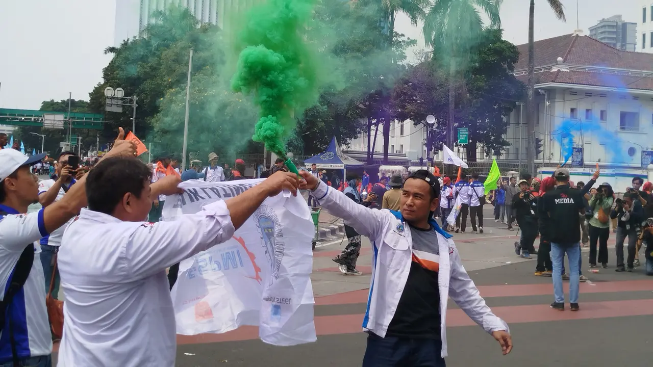 Demo di Patung Kuda saat peringatan Hari Buruh Internasional atau May Day 2024.