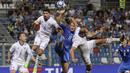 Striker Italia, Ciro Immobile, duel udara dengan para pemain Israel pada laga kualifikasi Piala Dunia 2018 di Stadion Reggio Emilia, Italia, Selasa (5/9/2017). Italia menang 1-0 atas Israel. (AP/Luca Bruno)