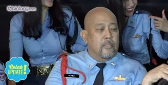 Indro Warkop kagum dengan tukang sayur yang berjualan dengan bahasa Inggris.