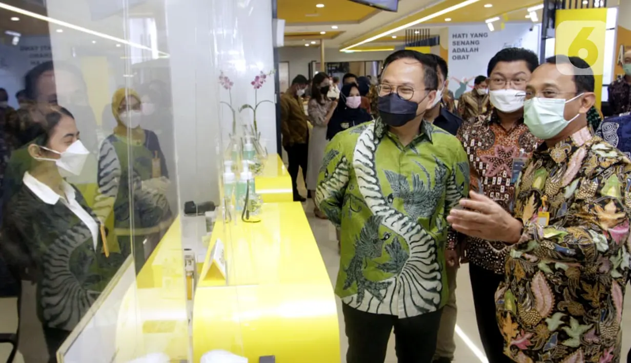 (ki-ka) Direktur Utama Bank Mandiri Taspen Elmamber P. Sinaga (kanan) menjelaskan layanan bank kepada Wakil Menteri II BUMN Kartika Wirjoatmodjo dan Direktur Utama Bank Mandiri Darmawan Junaidi dalam peresmian Graha Mantap di Menteng, Jakarta, Senin (14/6/2021). (Liputan6.com/HO/Mandiri)