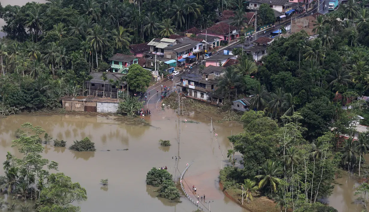 Foto udara yang diambil pada 27 Mei 2017 menunjukan banjir merendam daerah Kalawana, distrik Ratnapura, Sri Lanka. Hampir 500 ribu orang terkena dampak dari bencana tersebut dimana 100 ribu orang di antaranya terpaksa mengungsi. (AP Photo/Rukmal Gamage)