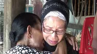 Ibu Hartati bersama saudaranya melepas rindu setelah terpisah selama 63 tahun.(Foto: KabarMakassar.com)