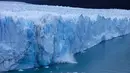 Bongkahan es yang runtuh dari Perito Moreno Glacier di Taman Nasional Los Glaciares, Argentina, Sabtu (10/3). Formasi es seluas 250 km persegi & panjang 30 km ini merupakan satu dari 48 gletser yang terbentuk dari pegunungan Andes. (Walter Diaz/AFP)