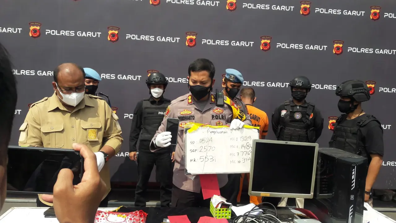 Kapolres Garut AKBP Wirdhanto Hadicaksono mengatakan, pengungkapan kasus judi togel secara online merupakan respon cepat atas aduan dari masyarakat, terkait maraknya judi togel di kalangan pedagang pasar Induk Ciawitali Garut.