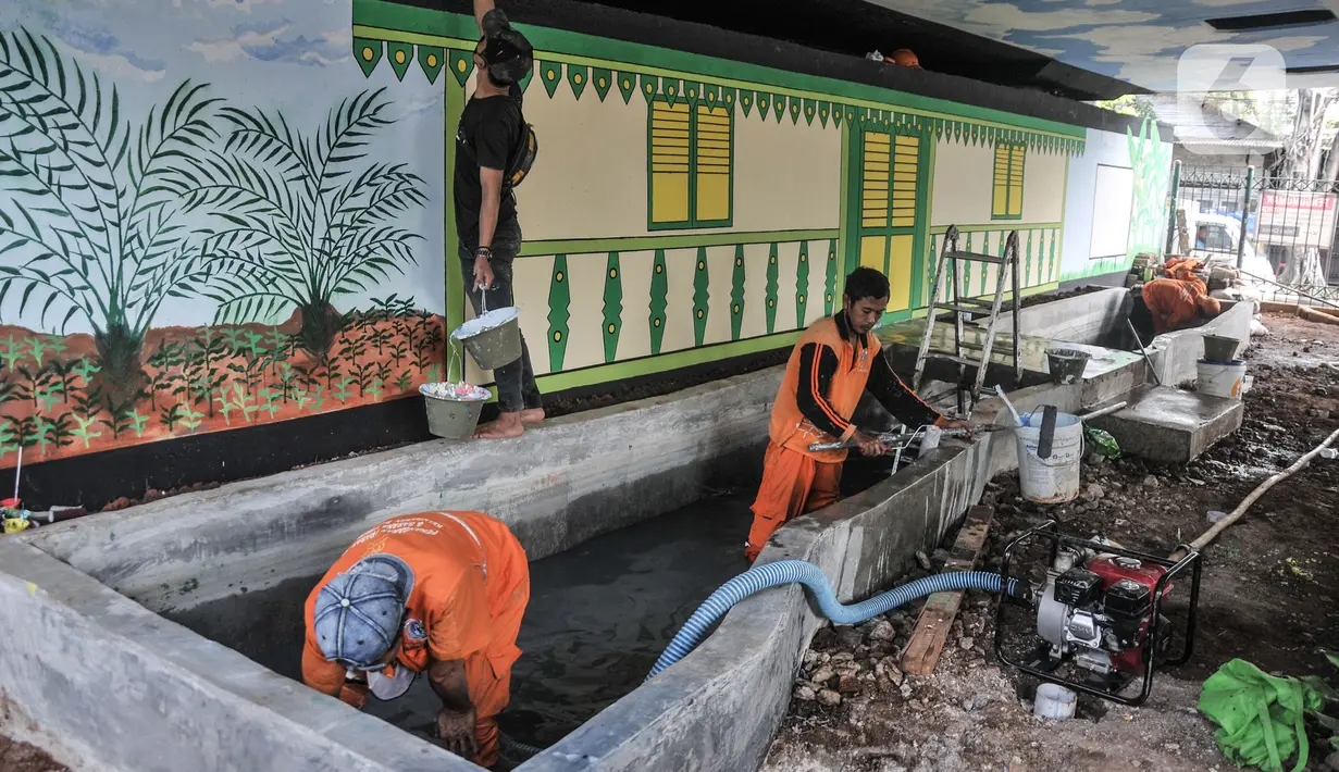 Petugas Penanganan Prasarana dan Sarana Umum (PPSU) Kelurahan Bali Mester menyelesaikan pembuatan mural di kolong Flyover Kampung Melayu, Jakarta, Selasa (7/3/2023). Pembangunan taman bermain tersebut bertujuan mengubah kolong flyover yang sebelumnya terkesan seram menjadi tempat interaksi warga sekitar sekaligus penataan kawasan. (merdeka.com/Iqbal S. Nugroho)
