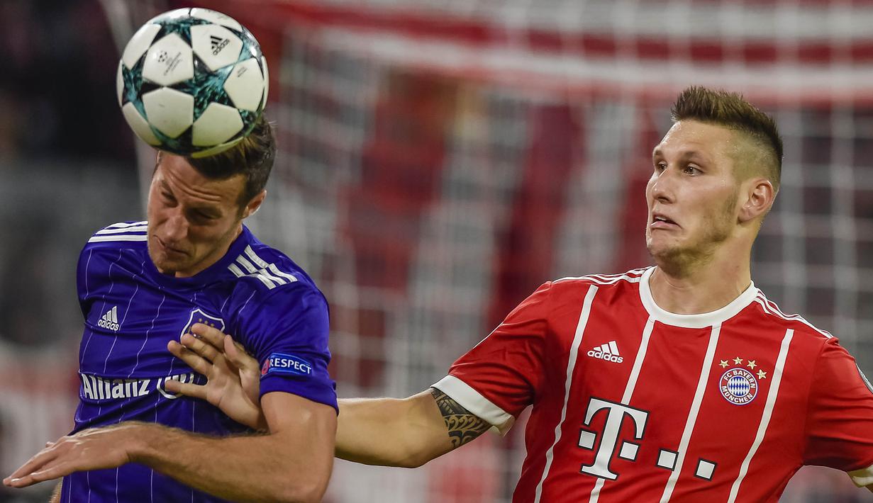 Bek Bayern Munchen, Niklas Sule, berebut bola dengan bek Anderlecht, Uros Spajic, pada laga Liga Champions di Stadion Allianz Arena, Munchen, Selasa (12/9/2017). Munchen menang 3-0 atas Anderlecht. (AFP/Guenter Schiffmann)