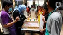 Sejumlah anak berkebutuhan khusus (ABK) mengikuti pelatihan melukis di atas air atau suminagashi di Pasar Gintung, Tangerang Selatan, Banten, Minggu (26/6/20222). Kegiatan ini diharapkan dapat menjadi bekal bagi para ABK untuk mengisi kesibukan sekaligus merangsang motorik.
(merdeka.com/Arie Basuki)