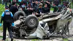 Kondisi sebuah mobil yang terkena ledakan dari bom yang disembunyikan di bawah tanah di provinsi Yala, selatan Thailand, Jumat (23/9). Dalam insiden terbaru, tiga polisi tewas setelah mobil mereka terkena bom. (REUTERS/Surapan Boonthanom)